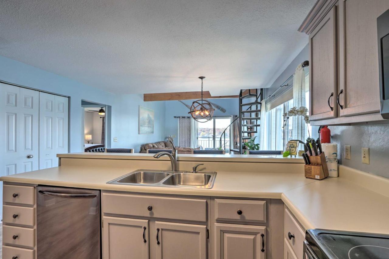 Sunny Osage Beach With Balcony And Lakefront View Extérieur photo