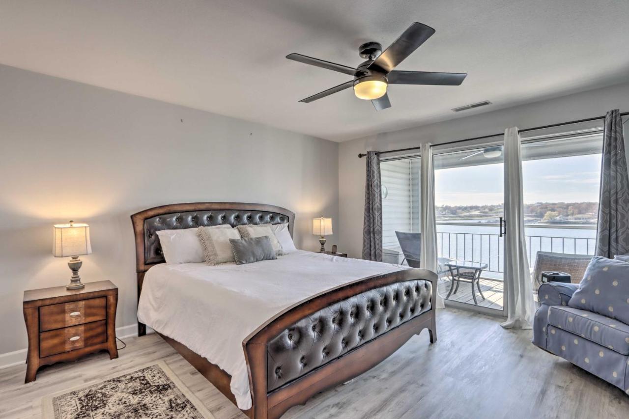 Sunny Osage Beach With Balcony And Lakefront View Extérieur photo