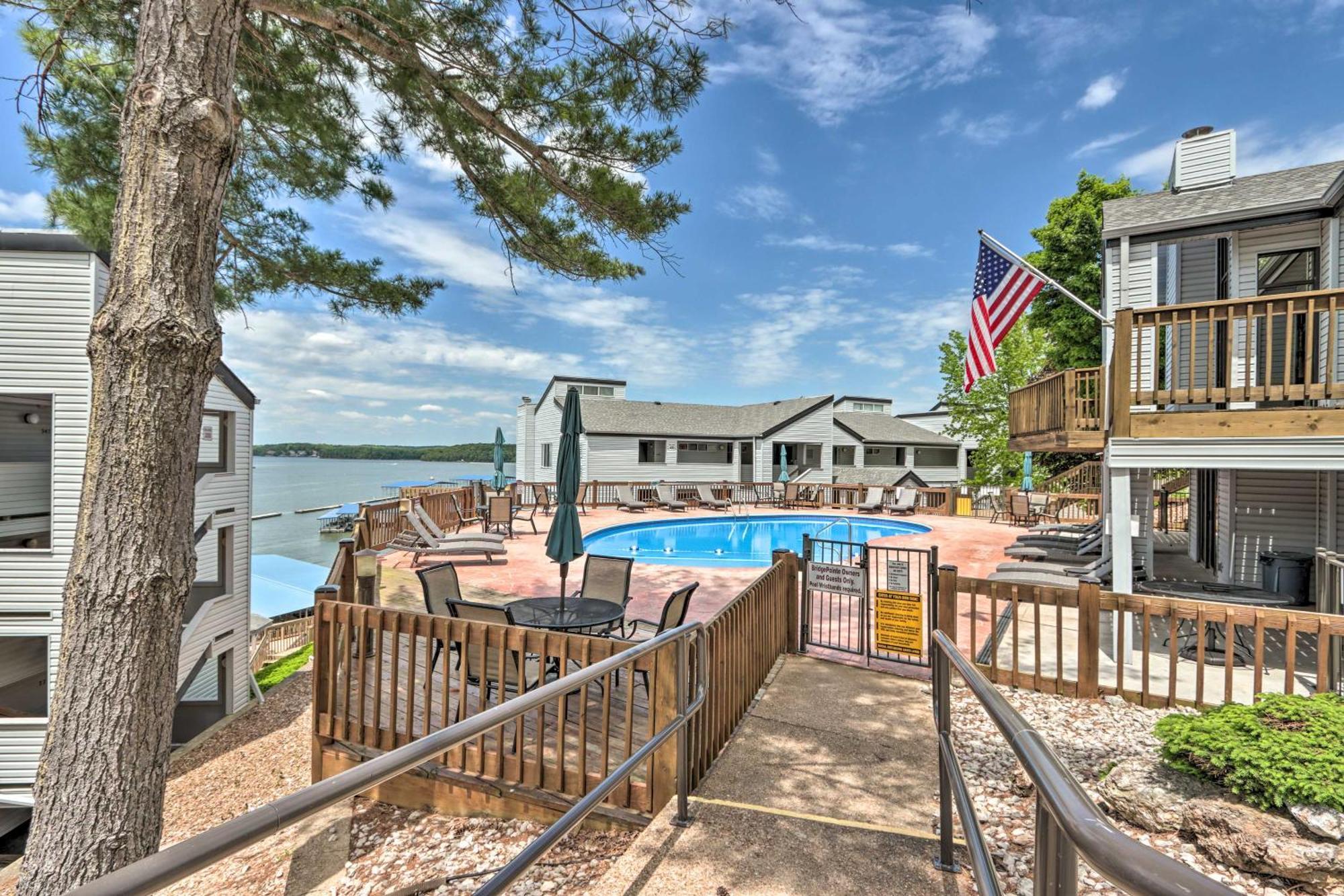 Sunny Osage Beach With Balcony And Lakefront View Extérieur photo
