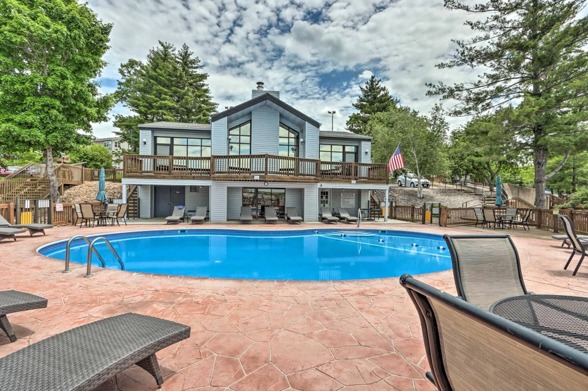 Sunny Osage Beach With Balcony And Lakefront View Extérieur photo